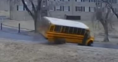 شاهد لحظة انقلاب حافلة مدرسية على طريق جليدى فى الولايات المتحدة
