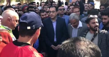 فيديو.. السيلفي يحاصر رئيس الوزراء بالمدينة الشبابية فى أسوان