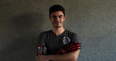 "آيرون مان"..شاب يصنع ذراعا روبوتية لنفسه باستخدام قطع الليجو..صور