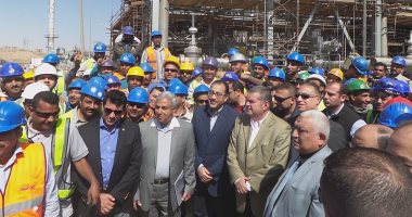 فيديو وصور.. رئيس الوزراء يلتقط صورا تذكارية مع العاملين بمصنع كيما أسوان
