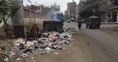 "حرق القمامة" وسيلة أهالى طنطا للتخلص من تراكم النفايات بشوراع المدينة