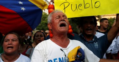 صور.. آلاف من المعارضة يتظاهرون ضد الرئيس بفنزويلا ردا على تظاهرات مؤيديه