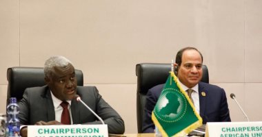 رئيس مفوضية الاتحاد الأفريقى ينشر صورته مع السيسى معلقا: تشرفت بالجلوس جواره