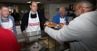 الأمير وليام بائع ساندوتشات فى مطعم بلندن