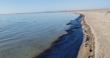 البيئة تشكل لجنة عاجلة للسيطرة على التلوث الزيتى بشاطئ المناخ ببورسعيد 