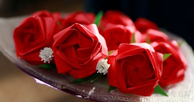 فى عيد الحب.. فلبينيون يعبرون عن حبهم الأبدى بباقات زهور ورقية