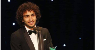 يالها من لحظة.. عمرو وردة يحتفل بحصوله على جائزة أفضل محترف بالدورى اليونانى