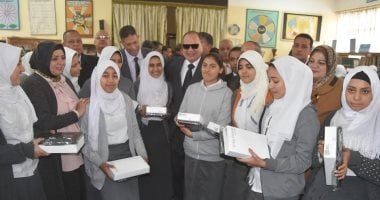 فيديو وصور.. محافظ الفيوم يشهد توزيع التابلت التعليمى على طالبات الثانوية بنات