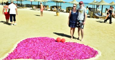 صور.. فنادق البحر الأحمر تحتفل بعيد الحب بالموسيقى الرومانسية والورود الحمراء