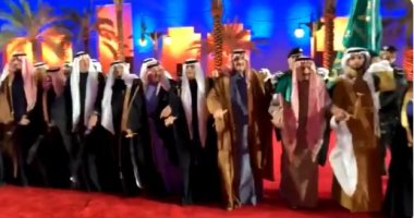 فيديو.. خادم الحرمين الشريفين يؤدى العرضة السعودية عقب تدشين مشروعات تنموية