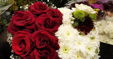 صور.. الورد الجورى وبوكيه زهور مزين بالشيكولاته أبرز هدايا عيد الحب بالفيوم
