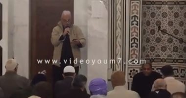 مصلٍ يلقى قصيدة عن النظافة الشخصية عقب خطبة الجمعة بالقاهرة الجديدة.. فيديو