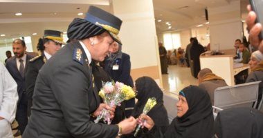 فيديو..الشرطة النسائية توزع الورود على مرضى الأورام بالصعيد