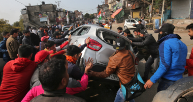 صور.. احتجاجات عنيفة فى الهند تنديدا بهجوم أودى بحياة 44 شخصا بكشمير