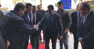 وزير الرياضة يصل بورسعيد وسكرتير عام المحافظة فى استقباله..صور