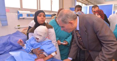 محافظ أسيوط يزور الطفلة نوران ضحية "الضغط العالى" بالمستشفى الجامعى