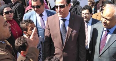 نائب محافظ القاهرة يتفقد قافلة طبية فى حلوان برفقة نواب البرلمان