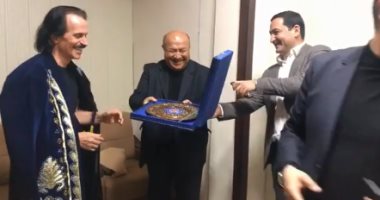 تكريم الموسيقار العالمى يانى بعد حفله بأوزباكستان.. فيديو