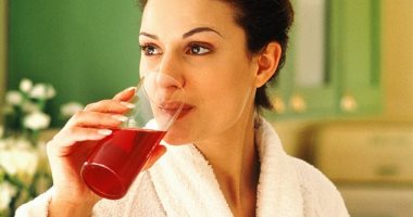 4 آثار مدهشة لشرب عصير التوت البري.. منها تحسين صحة المسالك البولية