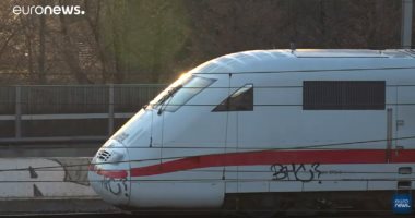 شاهد.. انحراف قطار ألمانى سريع عن مساره في مدينة بازل بسويسرا