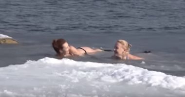 "هواية جريئة".. جميلات روسيا يسبحن فى بحر متجمد بالثلوج.. فيديو وصور