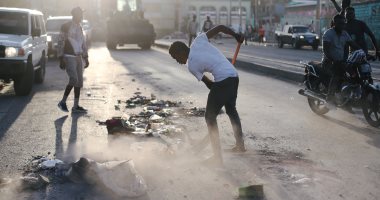 صور.. مواطنو هايتى يزيلون أثار 7 أيام احتجاجات عنيفة ضد الرئيس