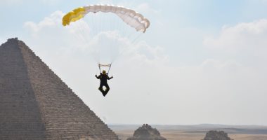 ختام مهرجان القفز بالمظلات فوق سفح الأهرامات تحت رعاية وزير الرياضة