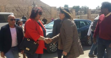 فيديو وصور.. وزيرة الثقافة تصل متحف النيل بأسوان وسط استقبال بالمزمار البلدى