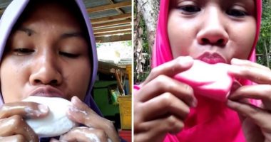 إندونيسية تجتاح انستجرام بسبب أكل الصابون.. وتؤكد: اتوحمت عليه وأنا حامل..فيديو