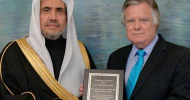 أمين عام رابطة العالم الإسلامى ينال جائزة "السلام العالمى للأديان" الأمريكية