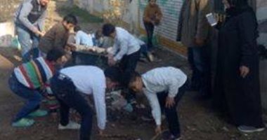شكوى من إجبار مسئولى مدرسة أبو الشقوق الطلاب على جمع القمامة بالشرقية