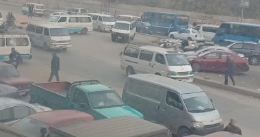قارئ يرصد سير السيارات عكس اتجاه الطريق بجسر السويس بمصر الجديدة
