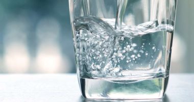 اضرار قلة شرب الماء أهمها الجفاف والإمساك