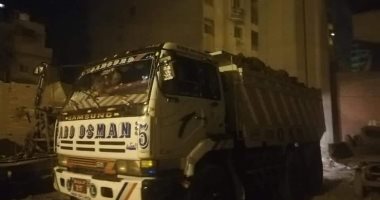 ضبط 4 سيارات نقل تلقى مخلفات الهدم بالشوارع فى الجيزة