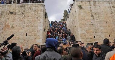 فلسطينيون يؤدون الصلاة بمصلى باب الرحمة فى الأقصى لأول مرة منذ 16 عاما