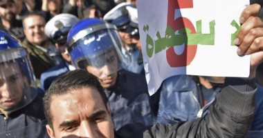 صور.. آلاف المتظاهرين فى الجزائر يحتجون على ترشيح بوتفليقة لفترة رئاسية جديدة