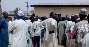 فيديو وصور.. النيجيريون يسيرون أميالا للتصويت بانتخابات الرئاسة بعد حظر السيارات