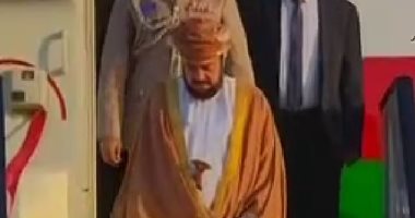 نائب رئيس وزراء سلطنة عمان يصل مطار شرم الشيخ للمشاركة بالقمة العربية الأوروبية.. فيديو