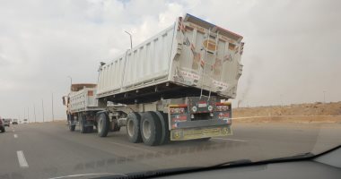 قارئ يرصد سيارة نقل مقطورتها مائلة تهدد حياة مستخدمى طريق السويس القاهرة