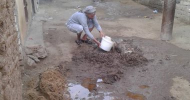 شكوى من تهالك مواسير المياه بقرية البطران فى المنيا