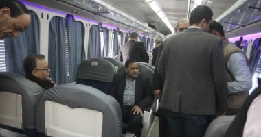 صور.. وزير النقل يستقل قطار الصعيد من محطة الجيزة ويستمع لشكاوى الركاب