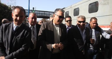 وزير النقل يستقل قطار الصعيد ويصل المنيا لافتتاح محطة إشارات مغاغة