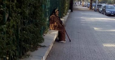 قارئ يشارك بصورة مسنة بمصر الجديدة.. ويؤكد: تحتاج مساعدة فورية