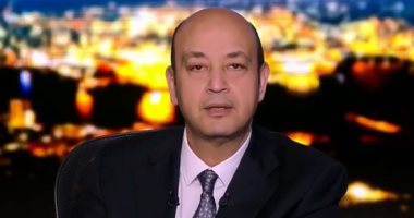 عمرو أديب يهاجم التجار بعد انخفاض سعر الدولار: "أسعار السلع مش بتنزل ليه"