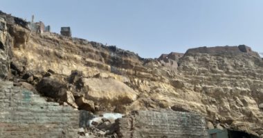 فيديو.. شهود عيان: فوجئنا بانتشار الأتربة عقب انهيار صخرة منشأة ناصر ولا إصابات