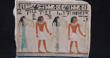 شاهد.. قناع مذهب ولوحة جنائزية قطعتا الأسبوع فى المتحف المصرى