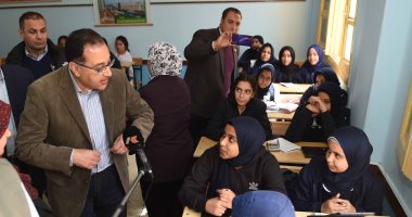 صور.. رئيس الوزراء يتفقد مدرسة السويس الثانوية بنات