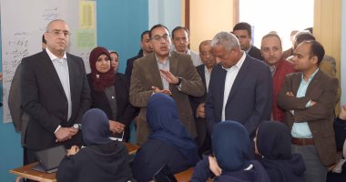 صور.. رئيس الوزراء يطالب بتخفيض أعداد الطلاب بفصول مدرسة الإمام الشافعى بالسويس 