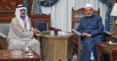 وزير التسامح الإماراتي يسلم الإمام الأكبر درع الجائزة العالمية للإخوة الإنسانية