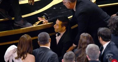 "العيون كلها بصاصة".. شاهد سقوط رامى مالك بعد استلامه جائزة الأوسكار